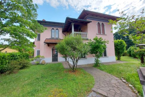 Villa d'epoca con piscina e vista lago a Corgeno