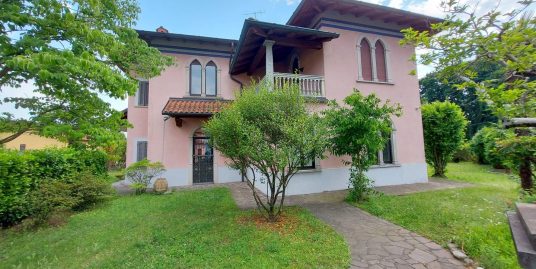 Villa d’epoca con piscina e vista lago a Corgeno